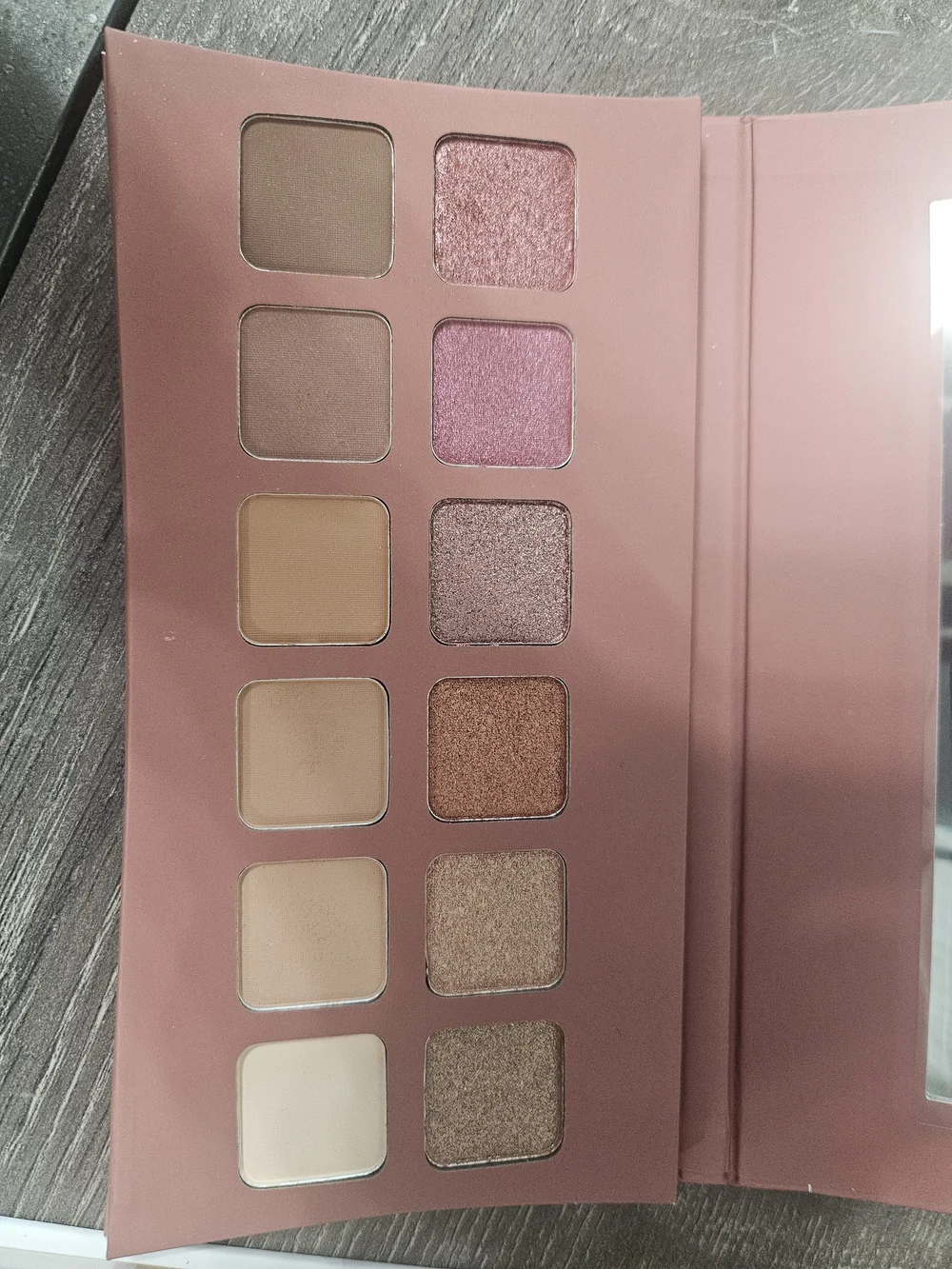 Eye Shadow Palette And Highlighter Palette
